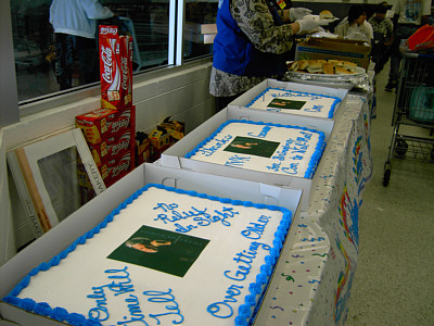 Walmart Birthday Cake Designs on One Of The Cakes Read  Thanks Wivk And Gunner For Bringing Con To Wal